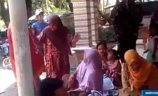 Viral Video Ibu di Lumajang Menangis Histeris Anaknya Hendak Divaksin
