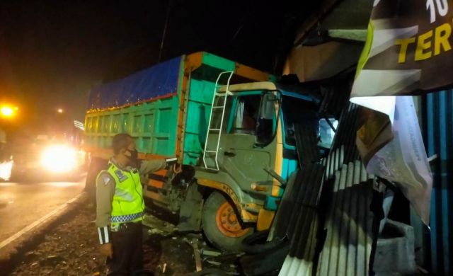 Rem Blong Truck Banyuwangi Seruduk Rumah Warga Ranuyoso Lumajang