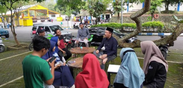 Bang Poer DPR RI Diskusi Bareng Mahasiswa di Kopi Redaksi Lumajang