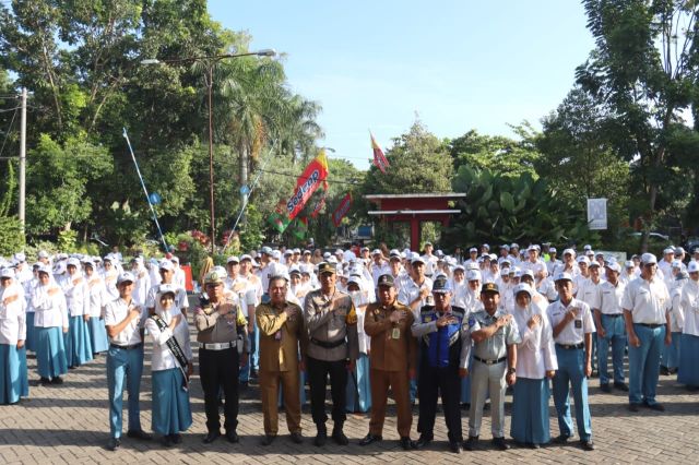 Wujudkan Zero Knalpot Brong, Polisi Deklarasi di SMAN 2 Lumajang 