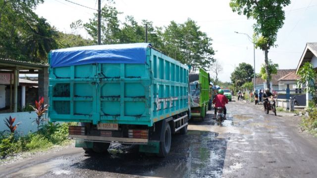 Jalan Rusak, Bupati Lumajang Tertibkan Truk Angkutan Pasir
