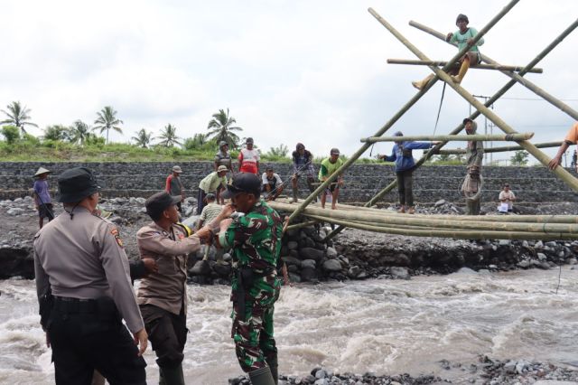 Pasca Banjir, Jembatan Darurat Dibangun di Desa Kloposawit Lumajang