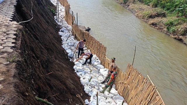 Pasca Banjir Sungai Kali Asem Dipasangi Bronjong