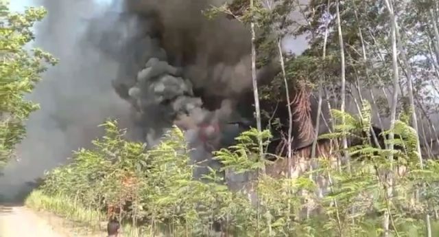 Kebakaran Pabrik Kayu di Pasirian Lumajang, Asap Pekat Membubung 