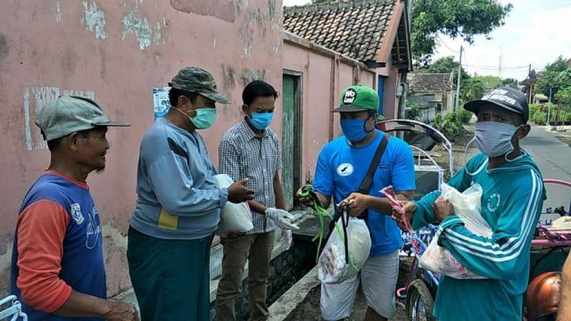 Kicau Mania Lumajang Bagikan Ribuan Masker dan Sembako di 5 Kecamatan