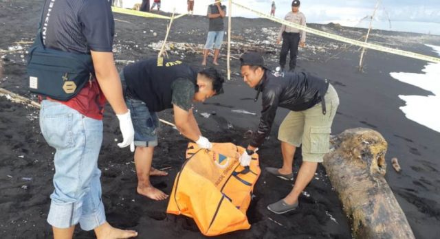 Warga Geger Ditemukan Mayat Tanpa Kepala di Pantai Pasirian Lumajang
