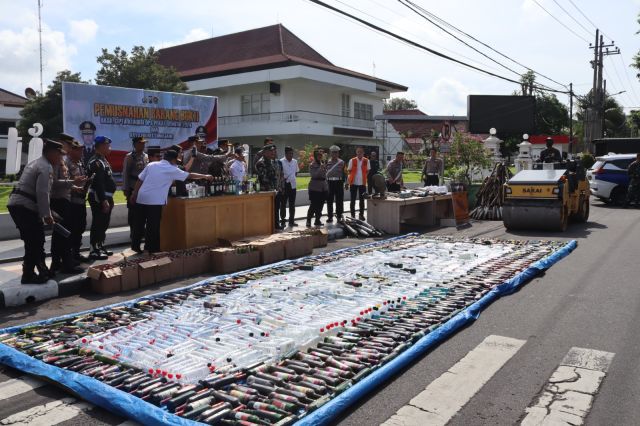 Jelang Lebaran, Polres Lumajang Musnahkan Ribuan Botol Miras 