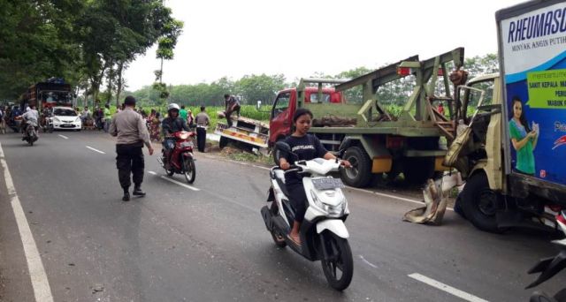 Polisi Olah TKP Kecelakaan Beruntun di Jalan Nogosari Lumajang