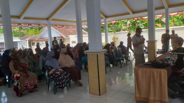 Warga Gruduk Kantor Desa Pandanarum Lumajang Tanyakan Uang Bansos