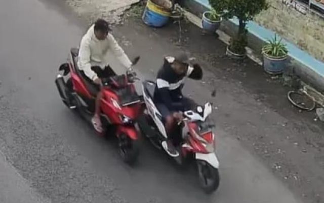 Aksi Maling Motor Terkam CCTV Berulang Kali di Lumajang 