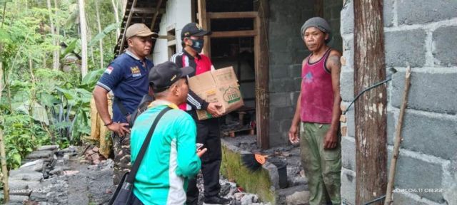 Warga Purorejo Lumajang Gotong Royong Bantu Korban Gempa
