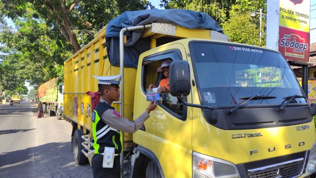 Tekan Kecelakaan di Jalan Raya Tempeh Lumajang, Polisi Bagikan Brosur ke Sopir Truk 