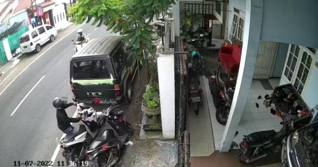 Aksi Curanmor Siang Bolong di Swandak Barat, Terekam CCTV