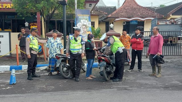 Polisi Razia Kasat Mata di Jalan Raya Pasirian Lumajang, Pelanggar Langsung Ditilang