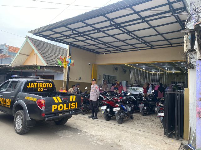 Antisipasi Jambret, Toko Emas di Jatiroto Lumajang Dijaga Polisi 