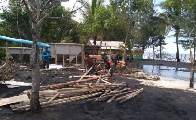 Banjir Rendam 2 RT di Pinggir Pantai TPI Tempursari Lumajang