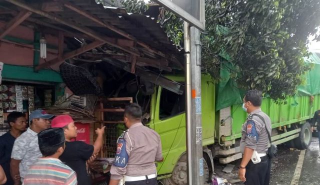 Truk Fuso Tabrak 2 Mobil dan 5 Toko di Jalan Klakah Lumajang