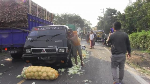 Laka Beruntun Truck Seruduk L-300 di Wonoayu Lumajang Satu Meninggal