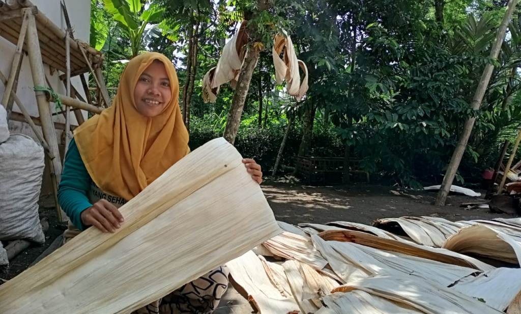 Pengrajin Pelepah Pinang di Klakah Lumajang Rasakan Dampak PPKM
