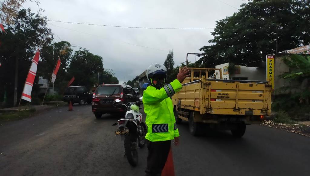 Perbaikan Jalan Kedungjajang Lumajang Polisi Terapkan Buka Tutup Lalin