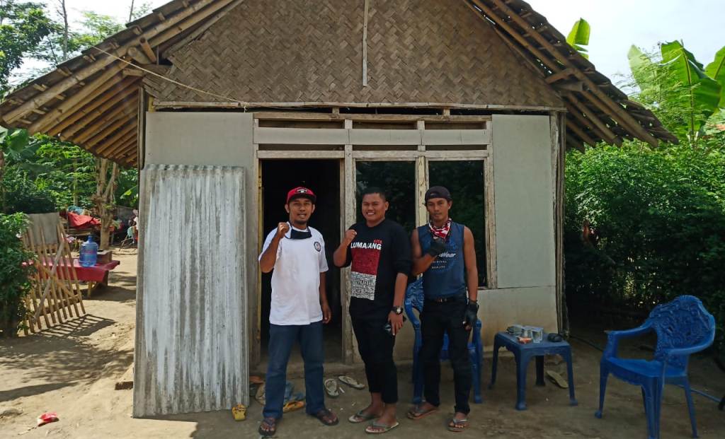 Grup Facebook TA-AL Jatim Gelar Bedah Rumah di Pulo Lumajang