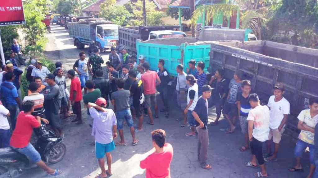 Warga Sudimoro Pasirian Akhirnya Blokade Jalan dari Truck Pasir